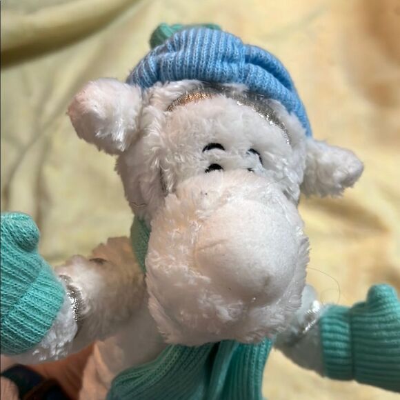 Disney Winnie the Pooh tigger winter plush - Picture 3 of 4